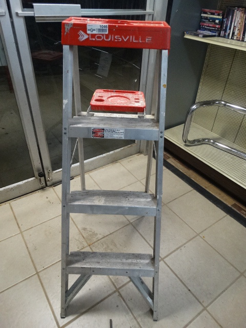 lot 1046 image: Louisville 4 foot aluminum ladder