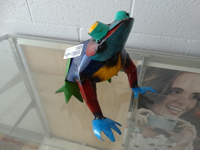lot 1089 image: Metal yard decor frog- Over 7 tall