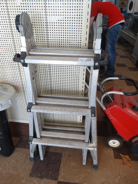 lot 1092 image: Cosco folding ladder