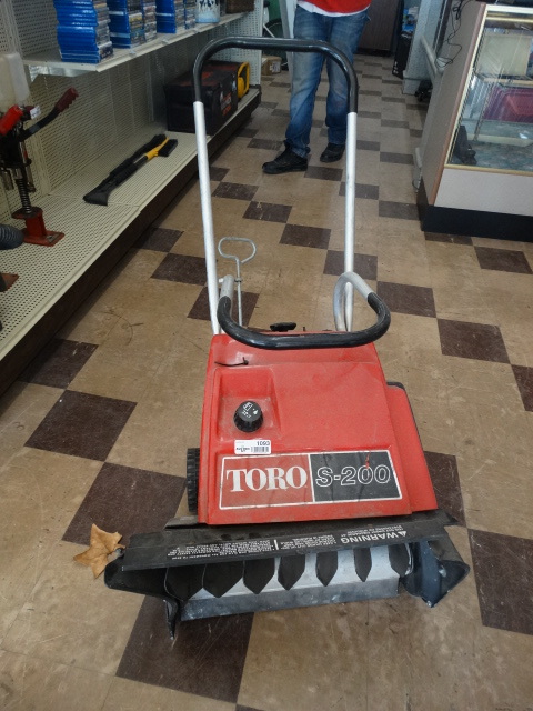 lot 1093 image: Toro S-200 gas powered snow blower