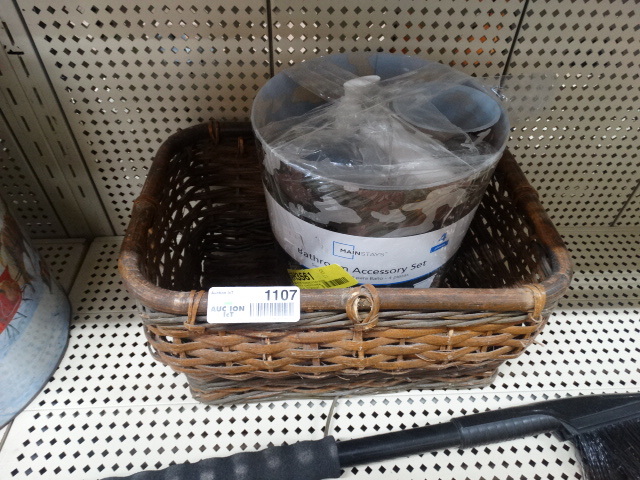 lot 1107 image: Bathroom set & basket