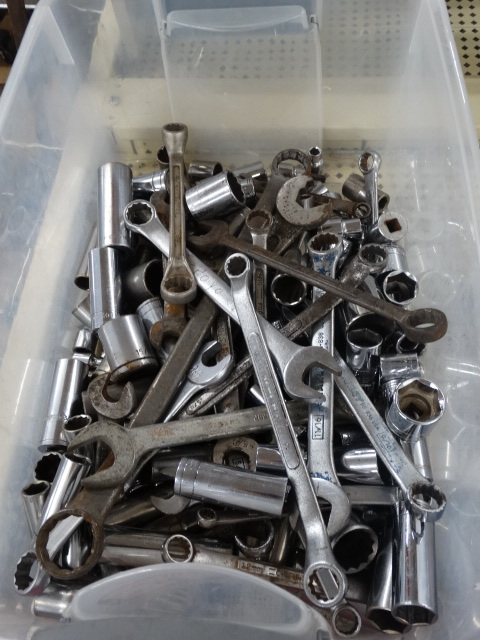lot 1121 image: Lot of wrenches and sockets
