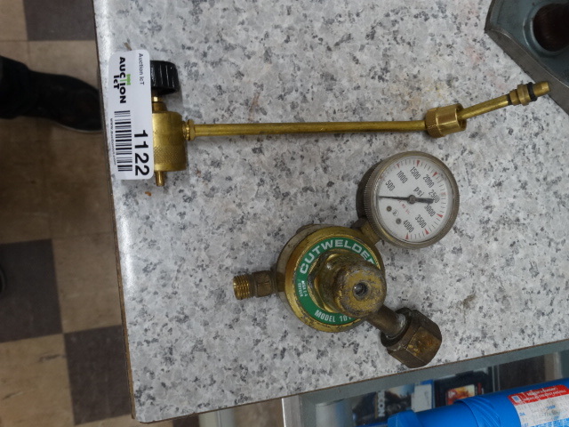 lot 1122 image: cutwelder Regulator model 101-100 and small cutting torch head
