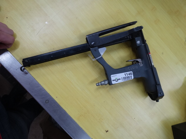 lot 1146 image: Senco pneumatic staple gun