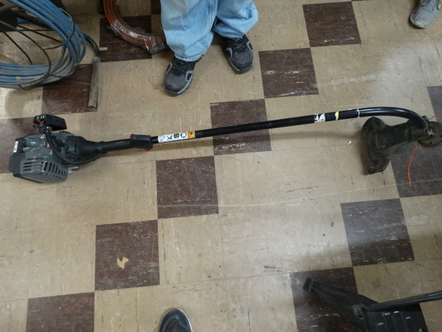 lot 1176 image: Craftsman gas powered weed eater