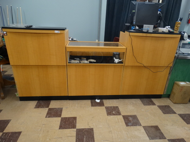 lot 1186 image: Retail check out counter w middle showcase