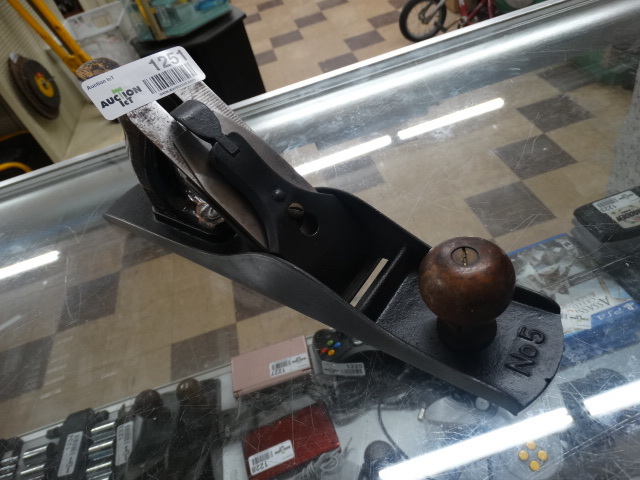 lot 1251 image: #5 wood plane