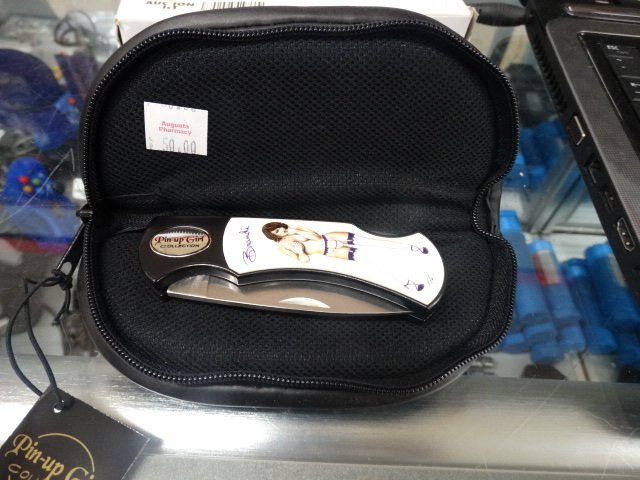 lot 1257 image: pin up girl collection pocket� knife with case