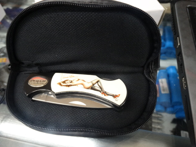 lot 1259 image: pin up girl collection pocket� knife with case