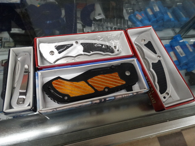 lot 1261 image: 4 NIB pocket knives