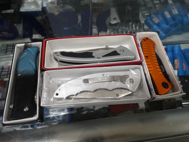 lot 1262 image: 4 NIB pocket knives