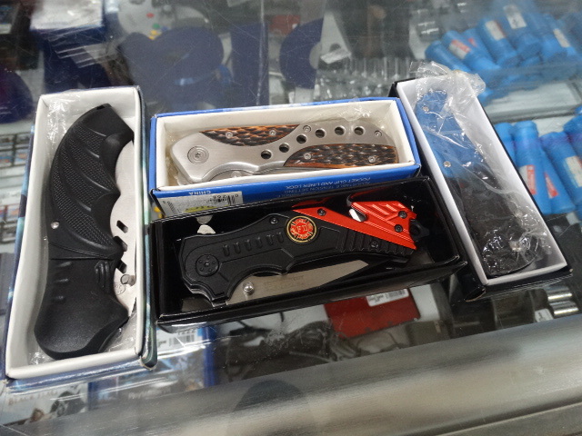 lot 1263 image: 4 NIB pocket knives