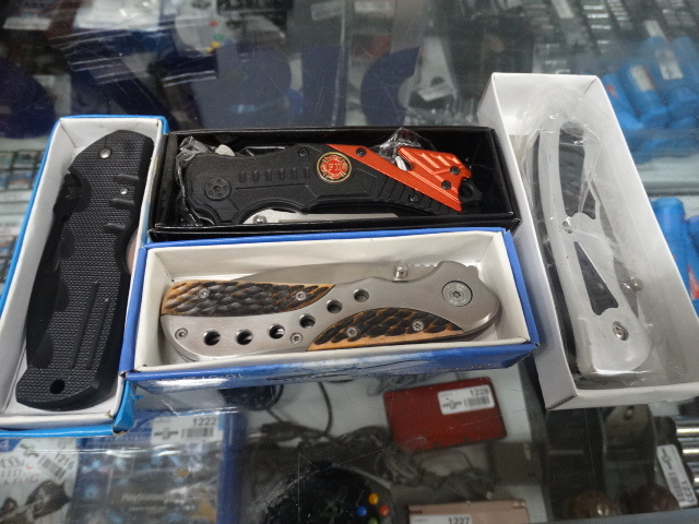 lot 1265 image: 4 NIB pocket knives