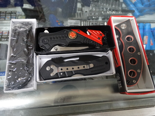 lot 1266 image: 4 NIB pocket knives