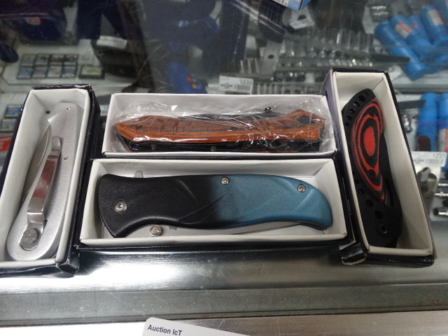 lot 1267 image: 4 NIB pocket knives