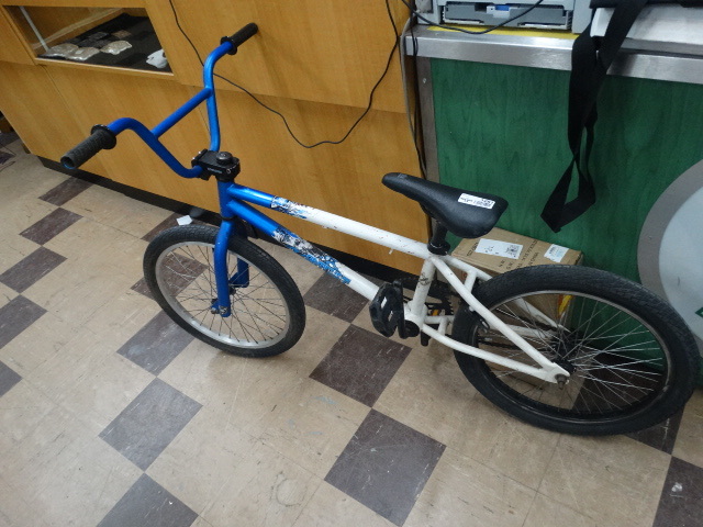 lot 1281 image: BMX Bike