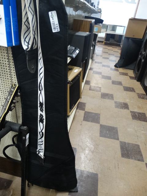 lot 1334 image: Guitar bag & Strap
