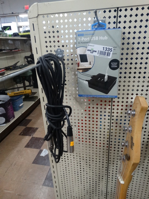 lot 1335 image: 7 Port USB HUb & Music Cable
