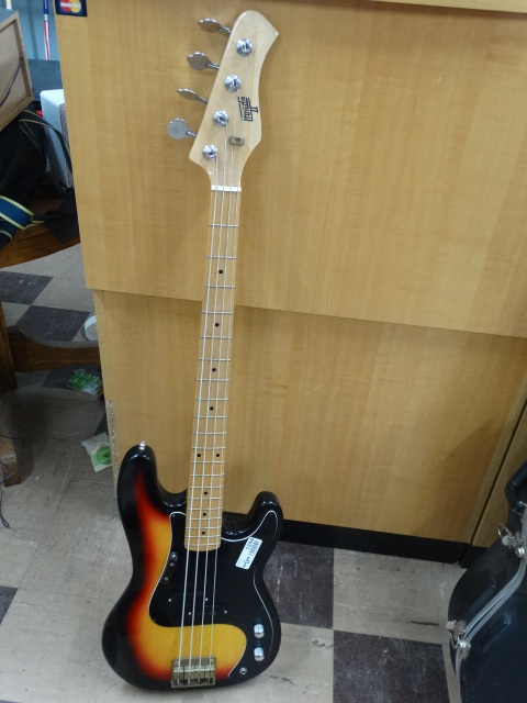 lot 1344 image: Hondo II 4 string bass guitar