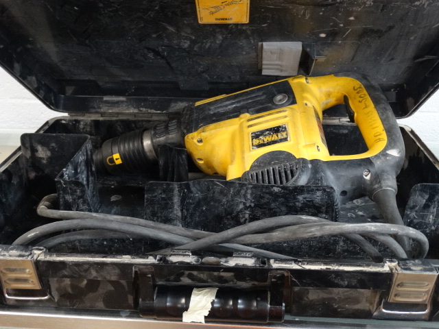lot 1365 image: Dewalt spline rotary hammer drill w case