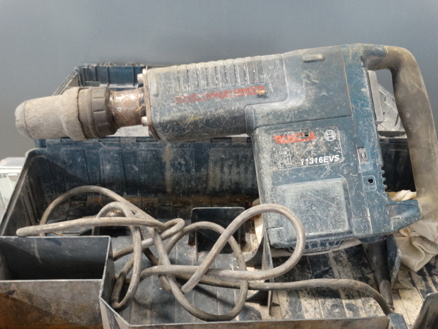 lot 1369 image: Bosch rotary hammer drill w case