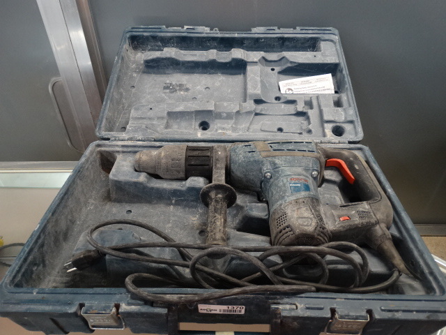lot 1370 image: Bosch rotary hammer drill w case