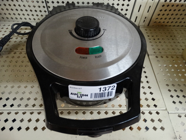 lot 1372 image: Hamilton Beach waffle maker