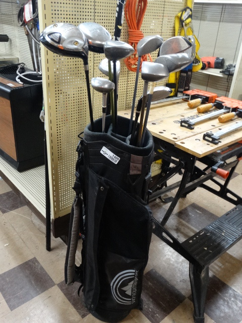 lot 1400 image: Golf bag w 10 various drivers