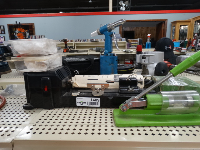 lot 1409 image: Dremel moto-lathe & misc.