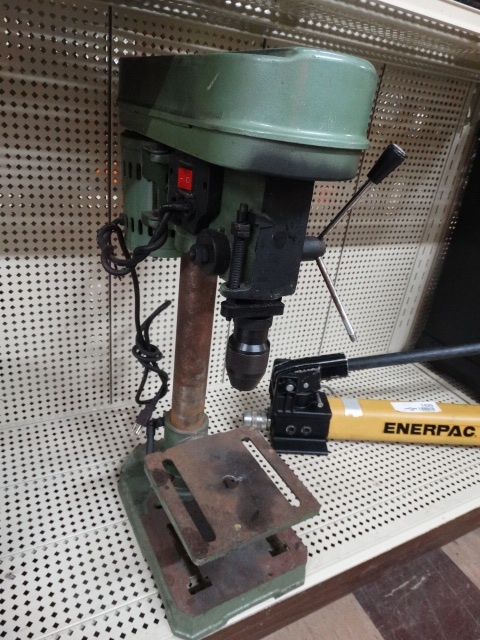 lot 1421 image: Bench top drill press