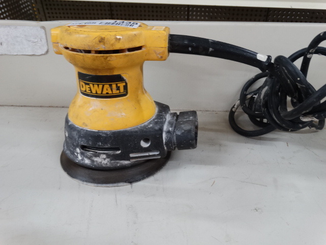 lot 1438 image: Dewalt palm sander
