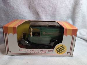 lot 2019 image: ERTL Montgomery Ward Ford 1913 Model T Delivery with Locking Bank 125 Scale 2111