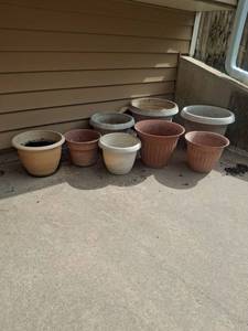 lot 1015 image: Lot of Plastic Plant Pots Mixed Sizes and Colors