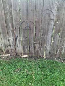 lot 1018 image: Garden Arbor Trellis Set 3 Pieces