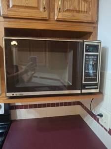lot 1021 image: Quasar Microwave Oven