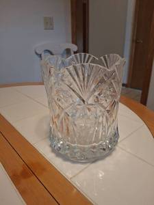 lot 1029 image: Heavy Crystal Ice Bucket with Scalloped Rim and Radiating Fan Pattern
