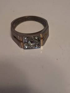 lot 1030 image: Ring with Square Multi-Stone Set Top