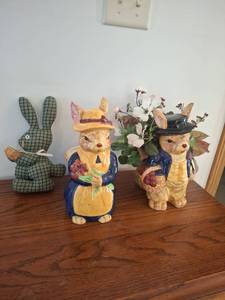 lot 1060 image: Rabbit Decor - Ceramic Planters
