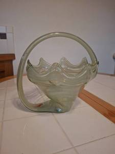 lot 1075 image: Art Glass Basket