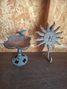 lot 1095 image: 2 Decorative Garden Items - Bird Bath and Sun Face Wall Hook