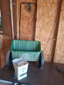 lot 1098 image: SS 1000 Lawn Spreader with EZ Handspreader
