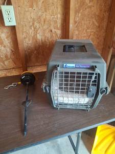 lot 1100 image: Petmate Deluxe Pet Porter Jr. Carrier with Leash stake