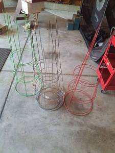 lot 1101 image: (8) Tomato Cages