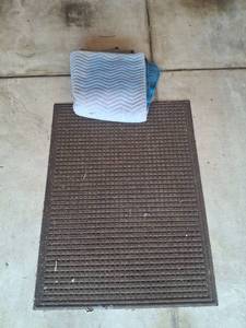 lot 1116 image: Brown Waffle-Grid Floor Mat with Quilted Moving Pad