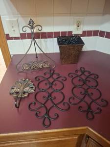 lot 1119 image: Decorative Metal Wall Decor Lot -