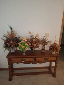 lot 1121 image: Floral arrangements in vases