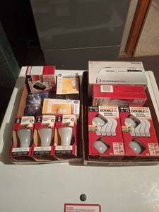 lot 1128 image: Lot of Light Bulbs Sylvania Halogen, GE Crystal Clear, Utilitech 90W PAR38