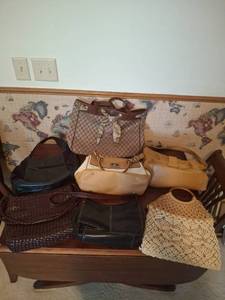 lot 1135 image: Lot of Handbags and Shoulder Bags in Assorted Colors and Styles