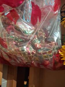 lot 1139 image: Holiday & Seasonal Decor Lot - Wreaths, Garland, Floral Arrangements