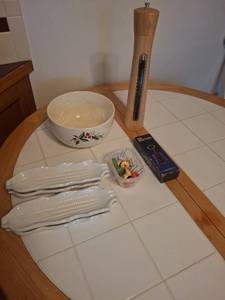 lot 1148 image: Pepper Mill with Ceramic Bowl and Corn Cob Holders Set